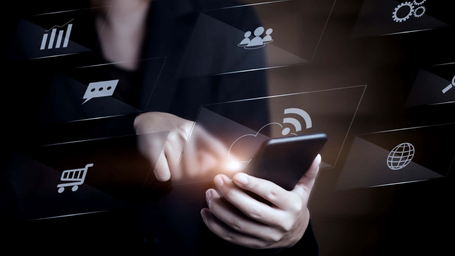 Internet 桌布 壁紙 — 在黑暗的未來場景中，一個人手持發光的智慧型手機，半透明的數位圖示漂浮在他們周圍。