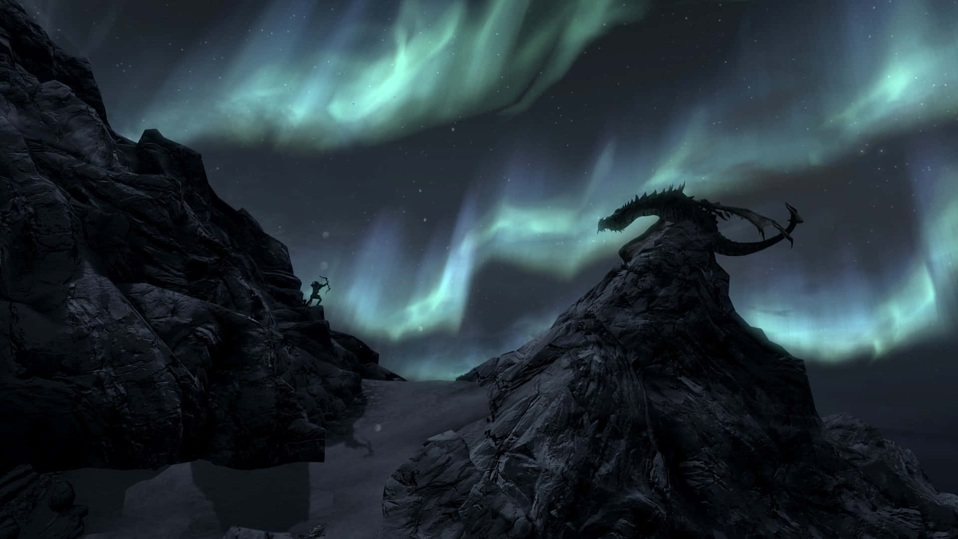 Skyrim Landscapes 桌布 壁紙 — 在黑暗的荒野中，一名孤獨的戰士站在岩石峭壁上，頭頂是充滿活力的綠色北極光，而一條龍棲息在另一座山峰上。