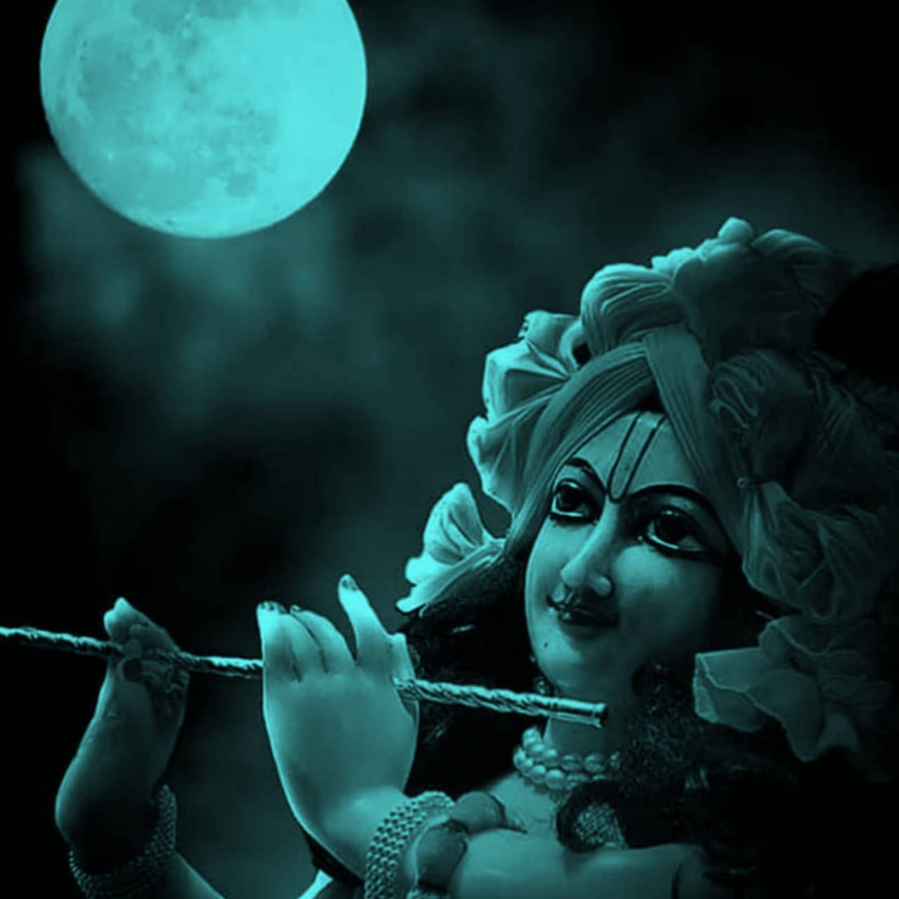 krishna bhagwan 桌布 壁紙 — 在黑暗神秘夜景中，一尊寧靜的神像在發光的青綠色月亮下吹奏長笛。