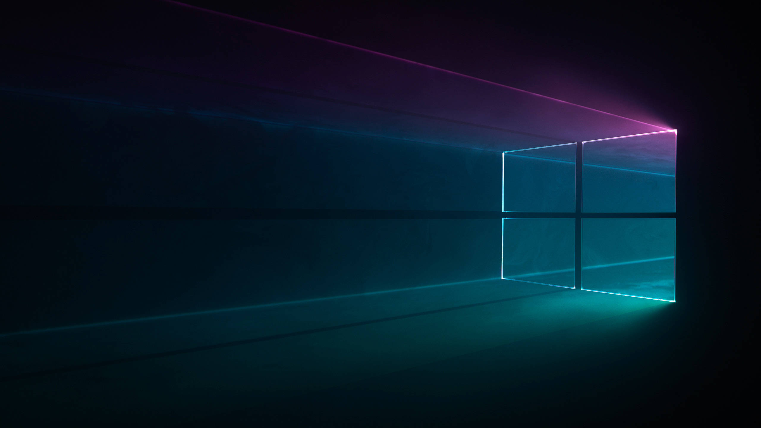 Dark Windows 桌布 壁紙 — 在黑暗簡約的房間中，發光的Windows標誌散發出鮮豔的青色和洋紅色光束。