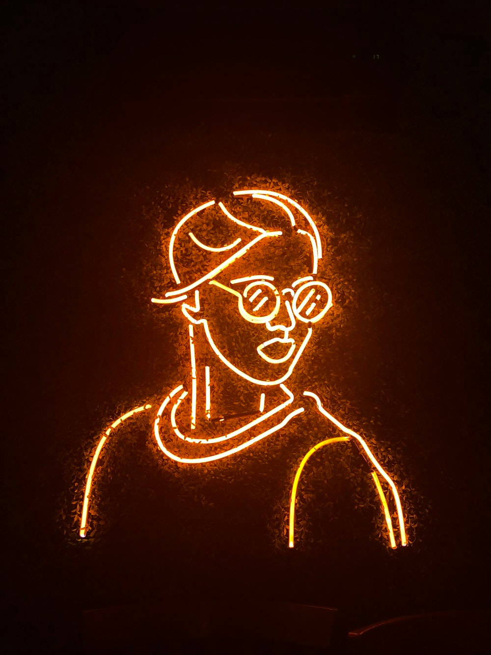 Sunglasses 桌布 壁紙 — 在黑暗背景上，一個戴著帽子和眼鏡的人的發光霓虹輪廓。