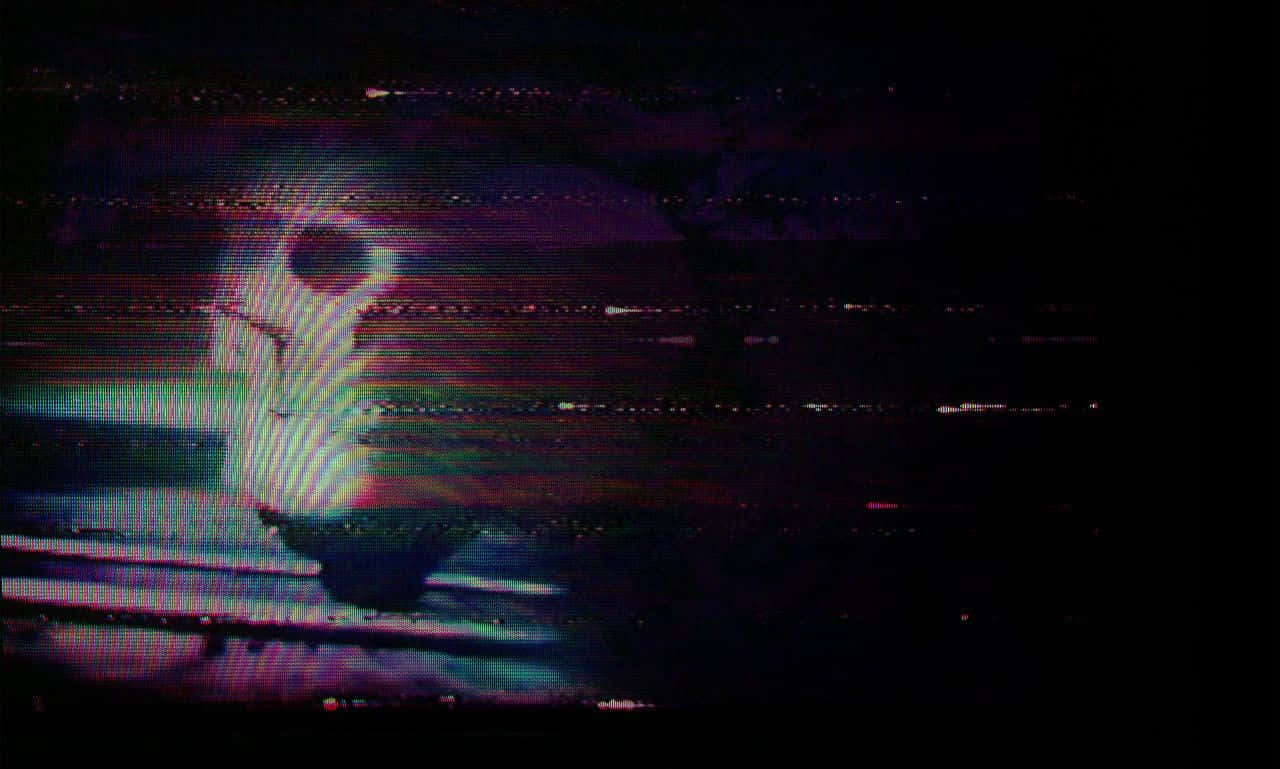 Glitch 桌布 壁紙 — 在黑暗背景上，帶有彩虹像素線條和微弱發光人形狀的故障數位失真。