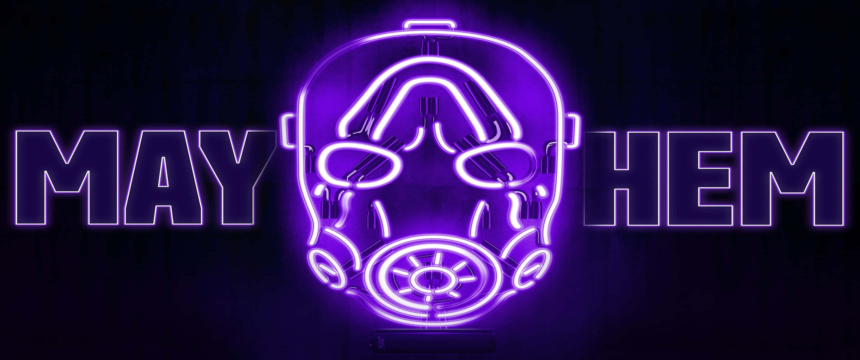 Mask 桌布 壁紙 — 在黑暗背景下，一個充滿活力的紫色霓虹燈牌圍繞著發光的防毒面具輪廓拼出 MAYHEM。