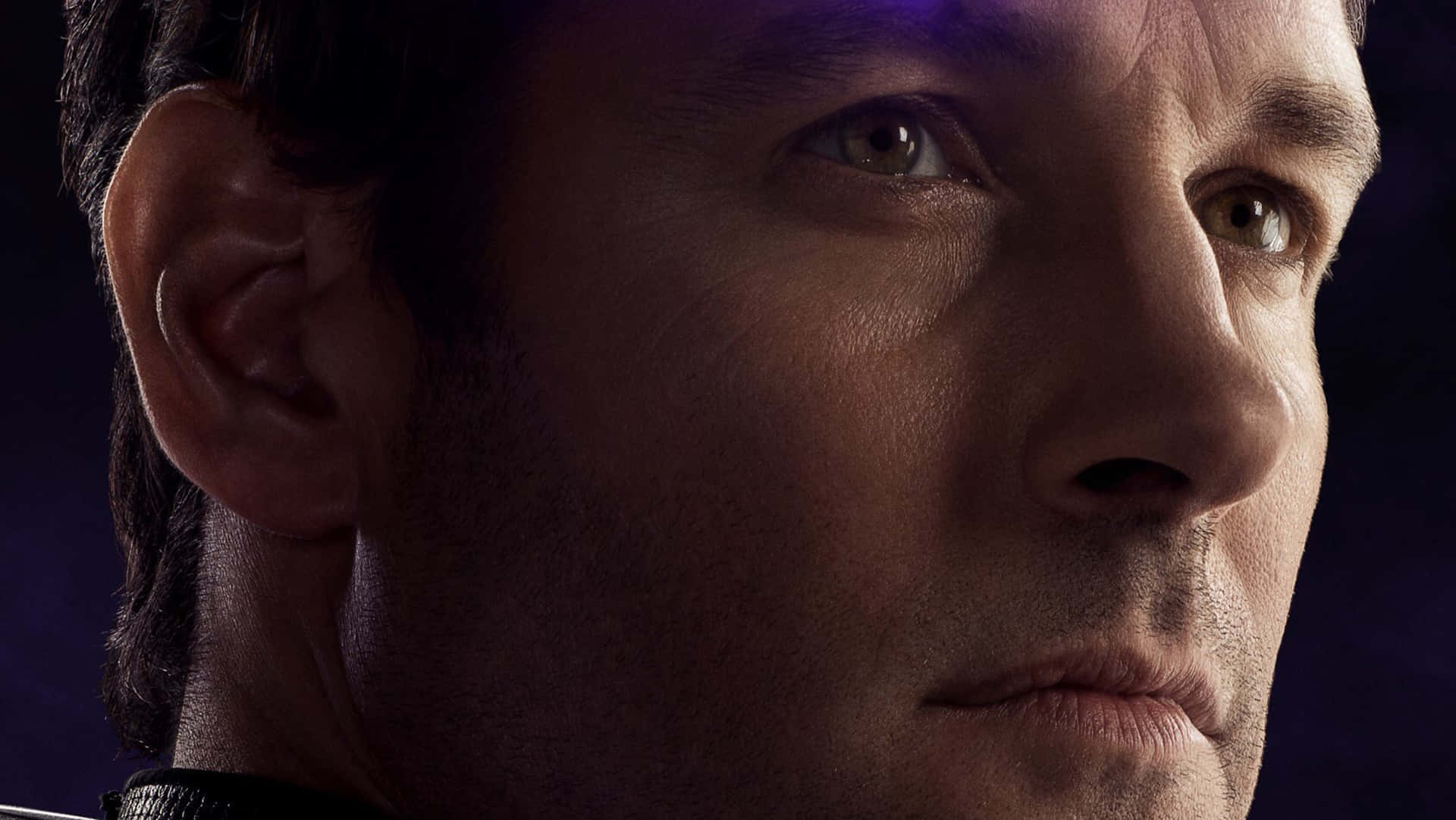 paul rudd 桌布 壁紙 — 在黑暗背景下，戲劇性紫色燈光下，一名男子眼神強烈的特寫肖像。