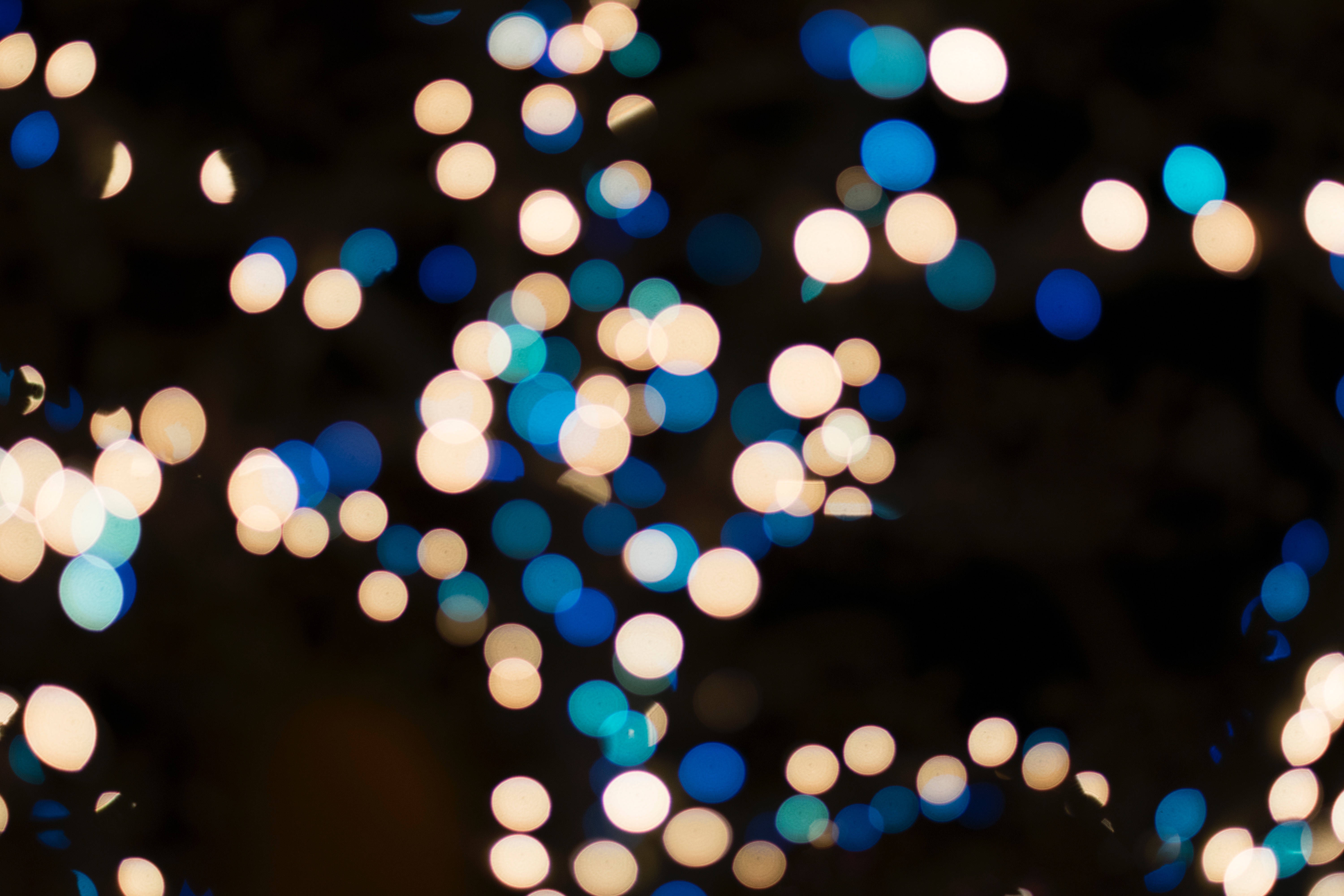 lights 桌布 壁紙 — 在黑暗背景下，發光的藍色和溫暖白色燈光營造出迷人的散景效果。