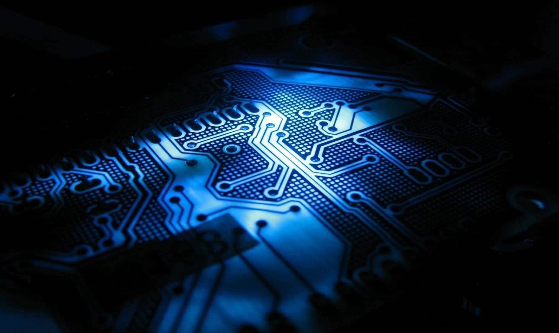 Circuit 桌布 壁紙 — 在黑暗背景下發光的藍色電路板特寫。