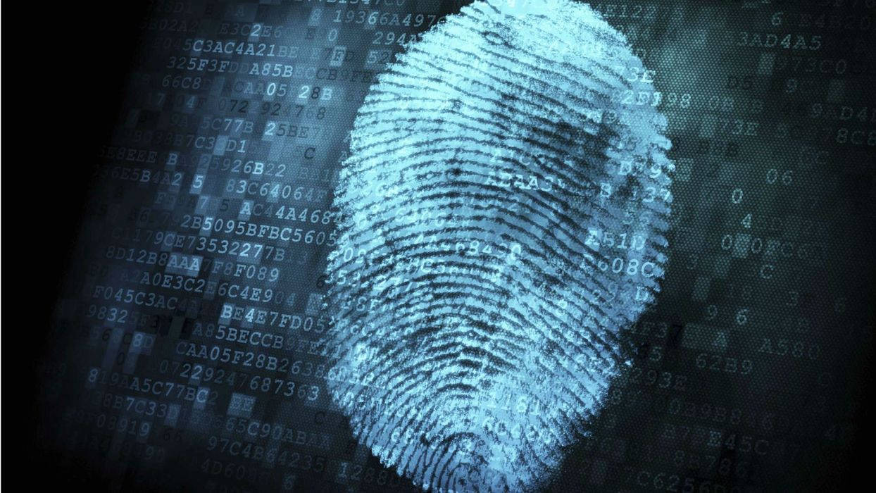 Cyber 桌布 壁紙 — 在黑暗背景中，一個發光的藍色指紋從層疊的數位代碼中浮現。