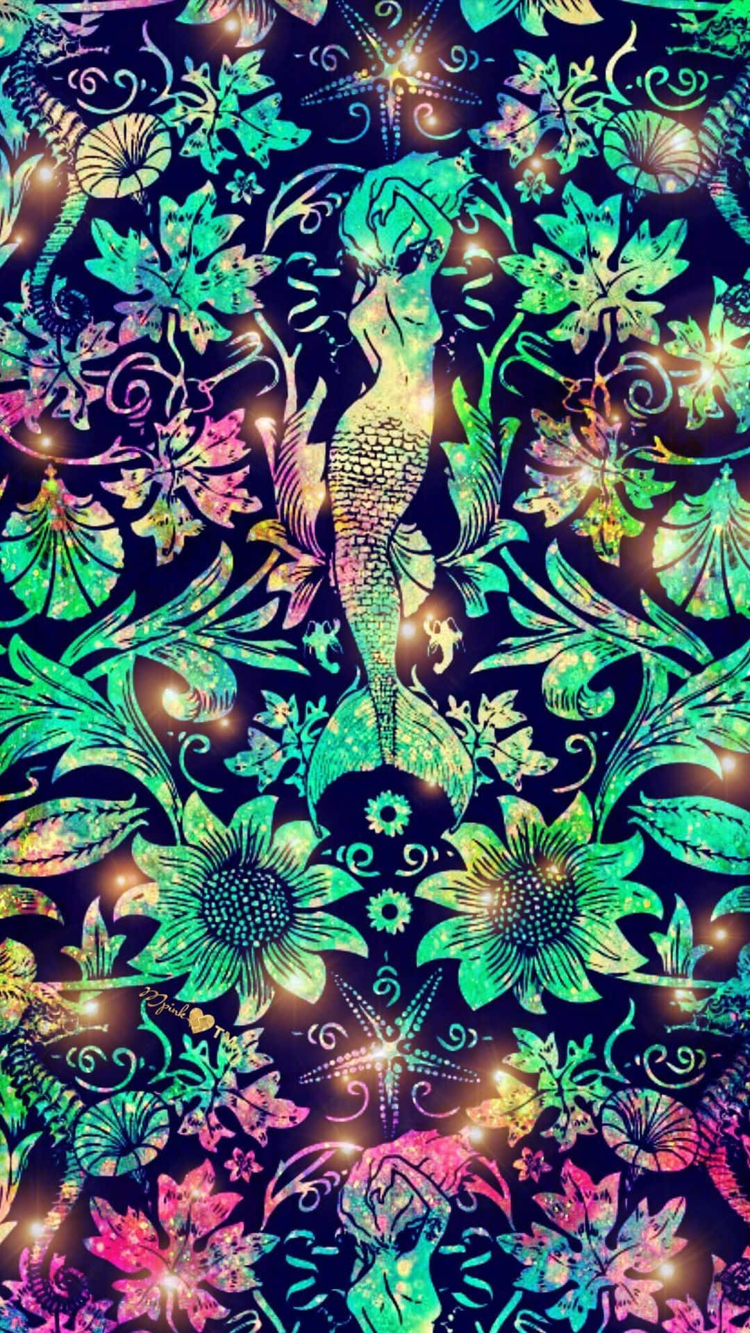 美人魚 桌布 壁紙 — 在黑暗背景中閃爍燈光下，發光的美人魚被鮮豔的花卉和海洋圖案環繞。