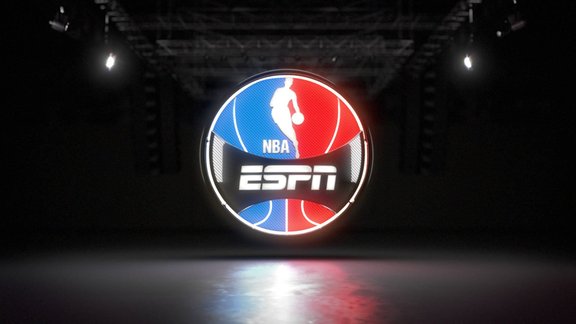 Espn 桌布 壁紙 — 在黑暗舞台上，聚光燈和反光地板照亮了發光的NBA ESPN標誌。