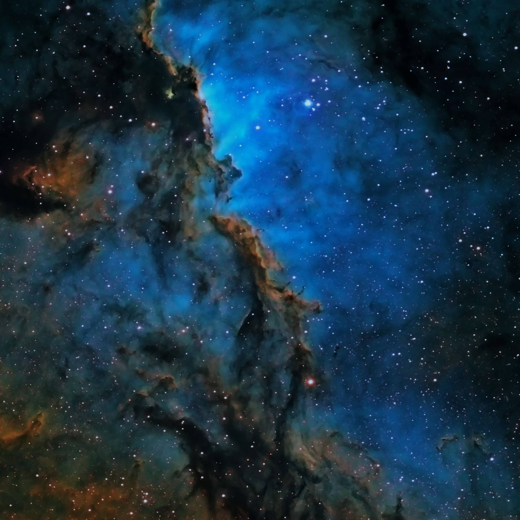 iPad 桌布 壁紙 — 在黑暗虛空下，一個宇宙星雲在星場中旋轉，呈現鮮豔的藍色和橙色。