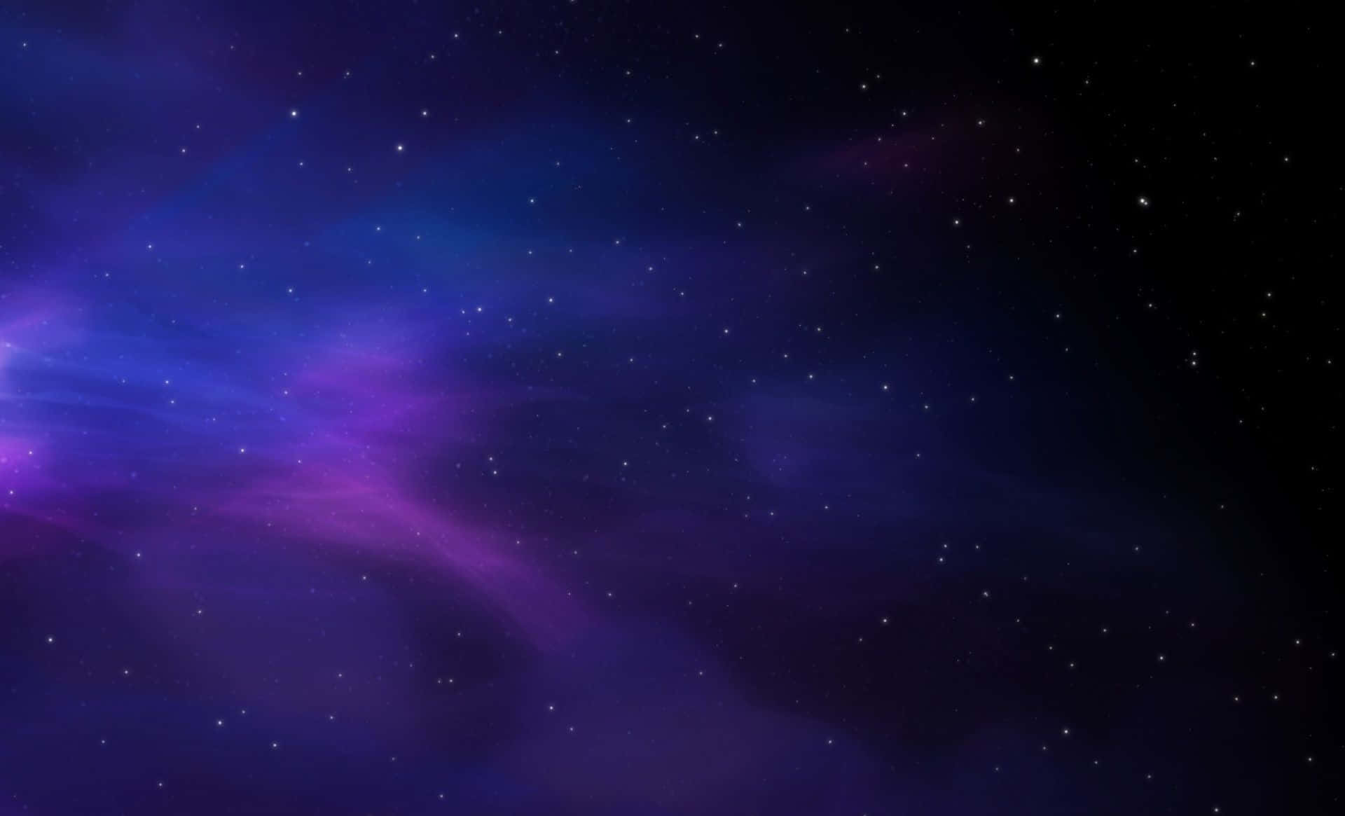 Colorful Space 桌布 壁紙 — 在黑暗虛空下，一片宇宙星雲在深紫色和藍色的星場中旋轉。