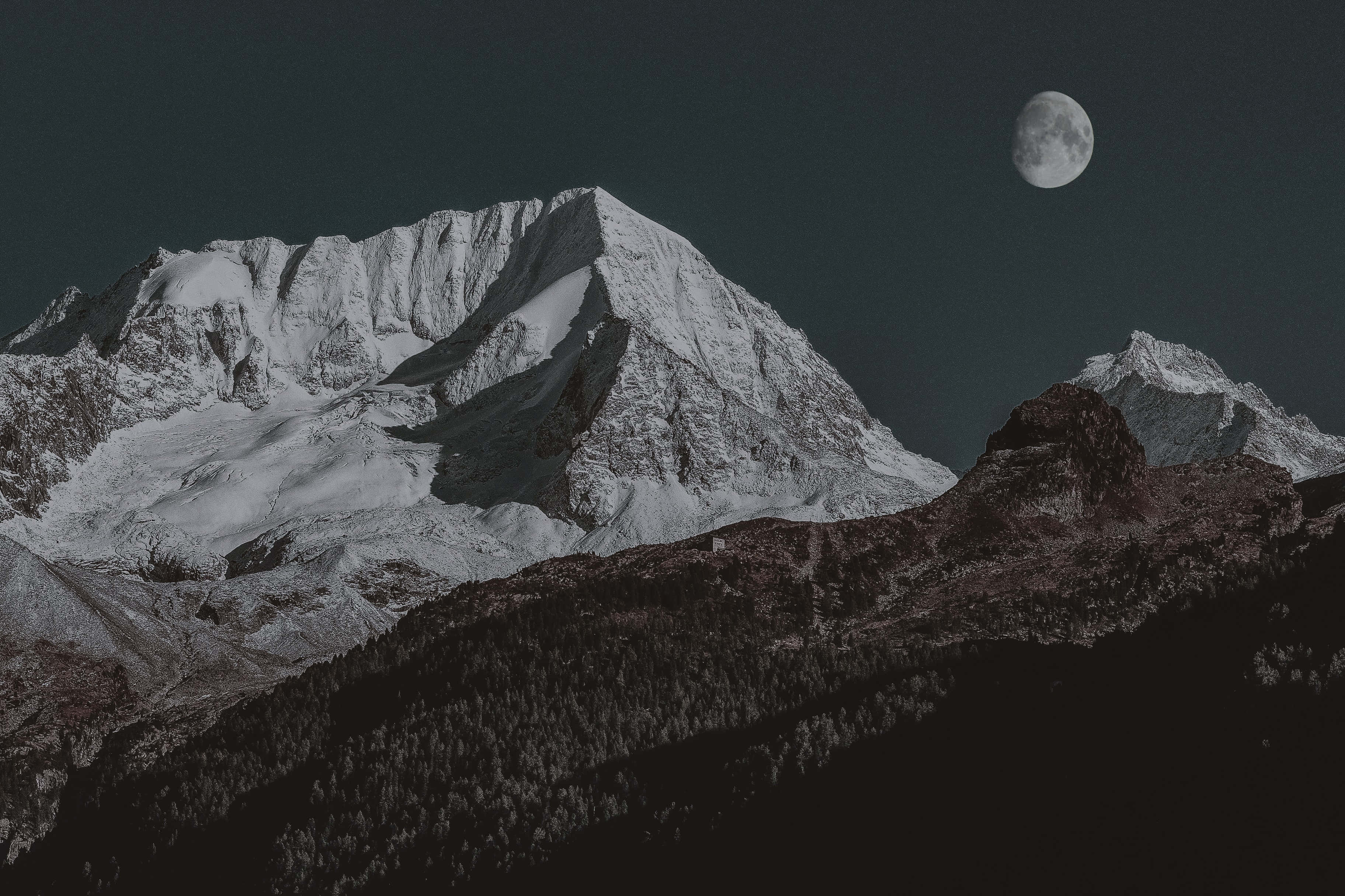 月光 桌布 壁紙 — 在黑暗陰鬱的夜空下，新月升起，雪覆蓋的山峰聳立。