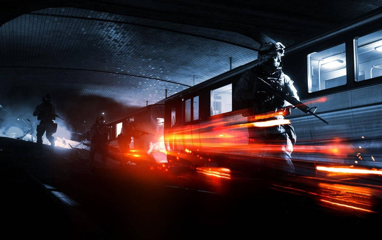 Battlefield 1 HD 桌布 壁紙 — 在黑暗隧道中，身穿戰術裝備的士兵在高速行駛的火車附近開火，槍口閃爍著火焰的壯觀夜景。