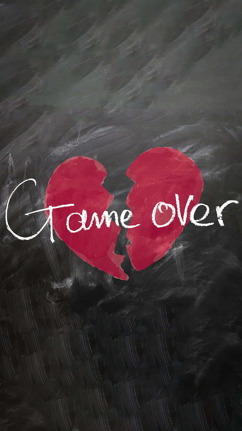 心碎 桌布 壁紙 — 在黑板上畫了一個破碎的紅色心形，並用粉筆寫上game over的字樣。