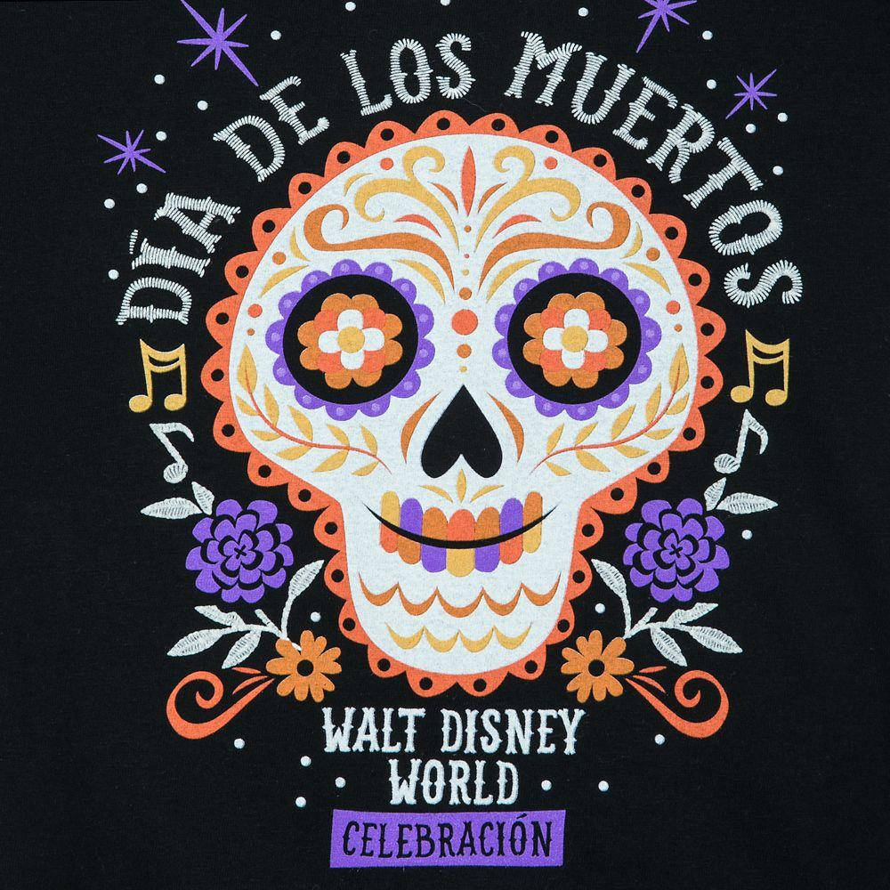 Dia De Los Muertos 桌布 壁紙 — 在黑色T恤上以花卉圖案和音樂符號裝飾的鮮豔糖骷髏設計，慶祝華特迪士尼世界的亡靈節。