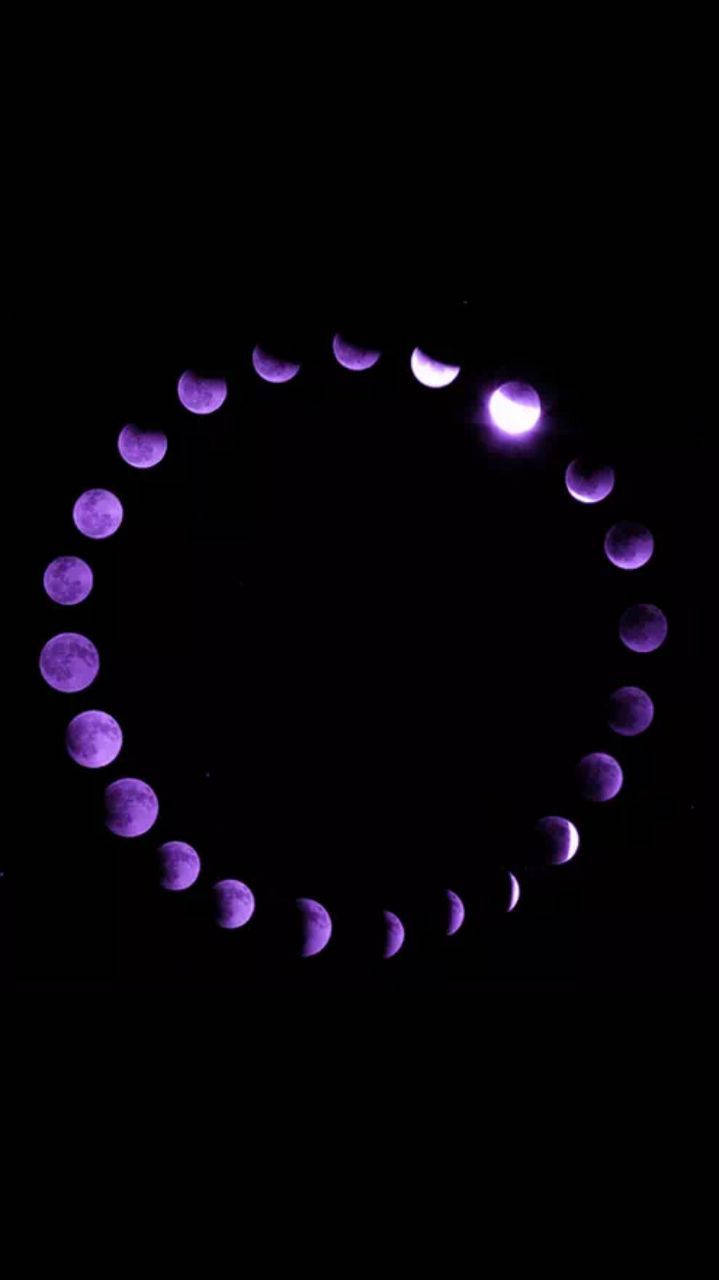 月夜星空 桌布 壁紙 — 在黑色夜空下發光的紫色月亮相位圓形序列。