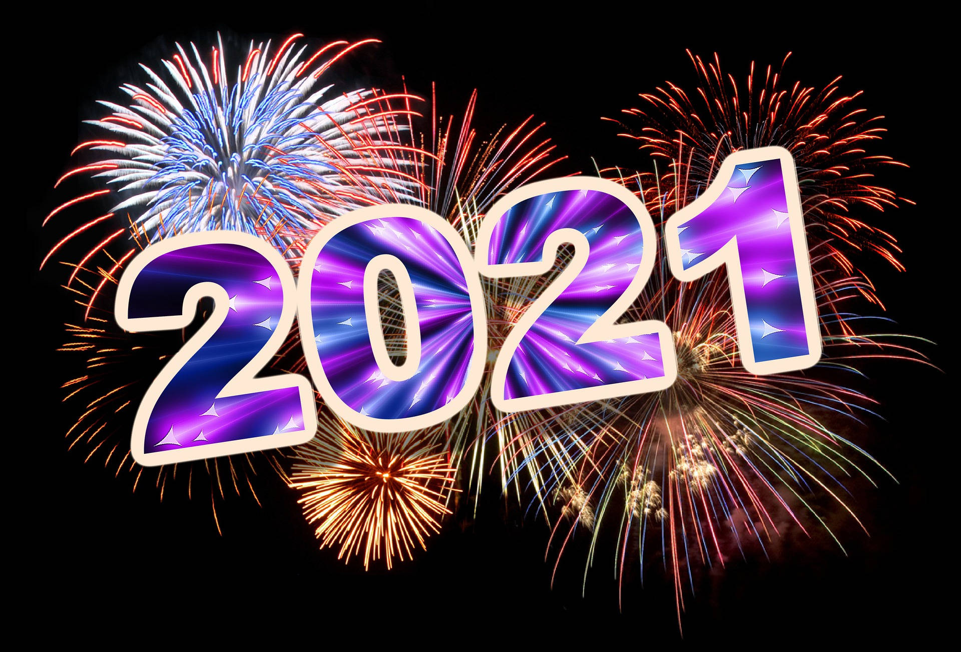 Fireworks 桌布 壁紙 — 在黑色夜空背景下，發光的2021數字背後綻放著鮮豔的煙火。