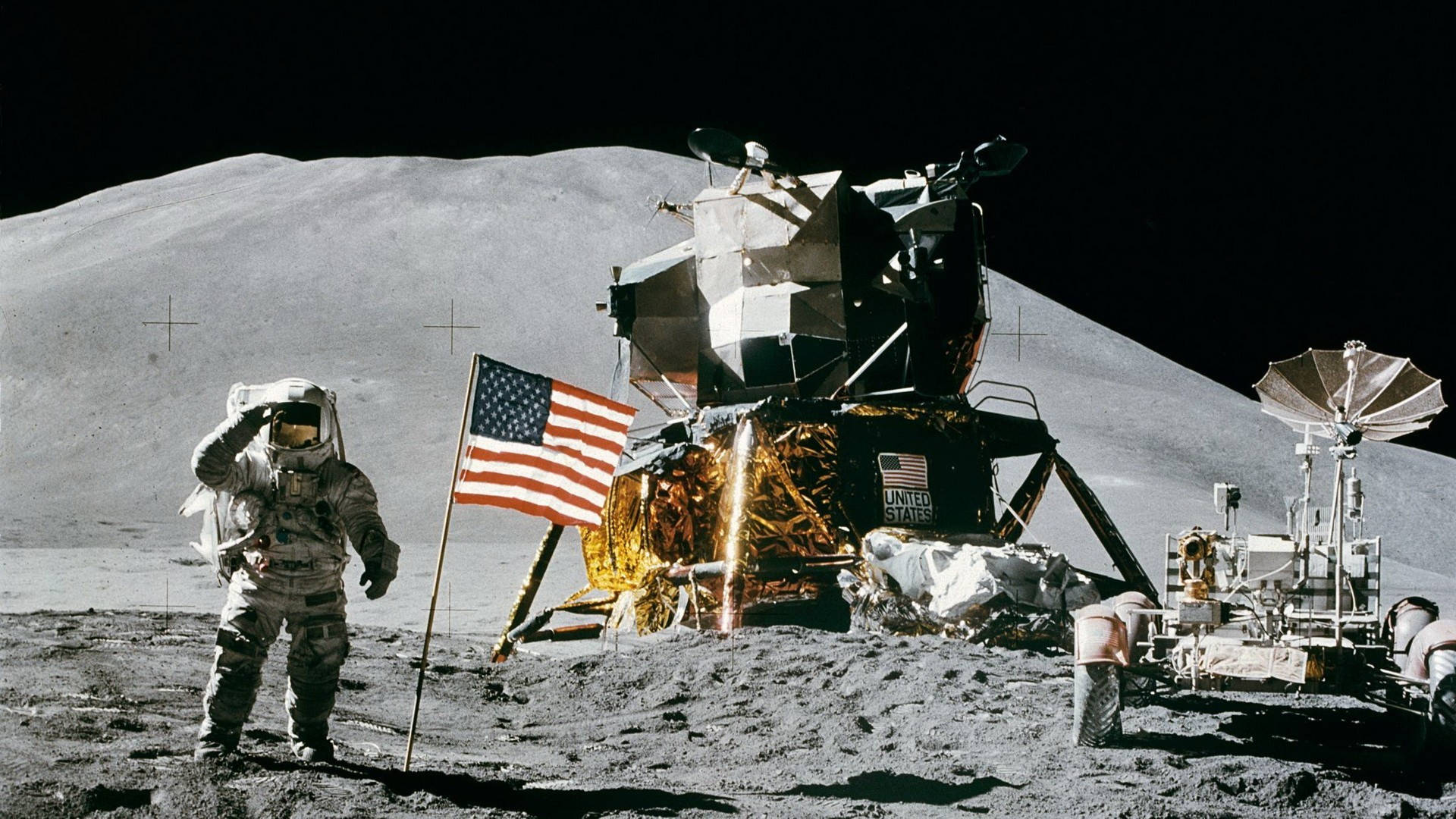 太空人在登月艙和美國國旗旁邊在月球表面敬禮。 — 太空人 壁紙