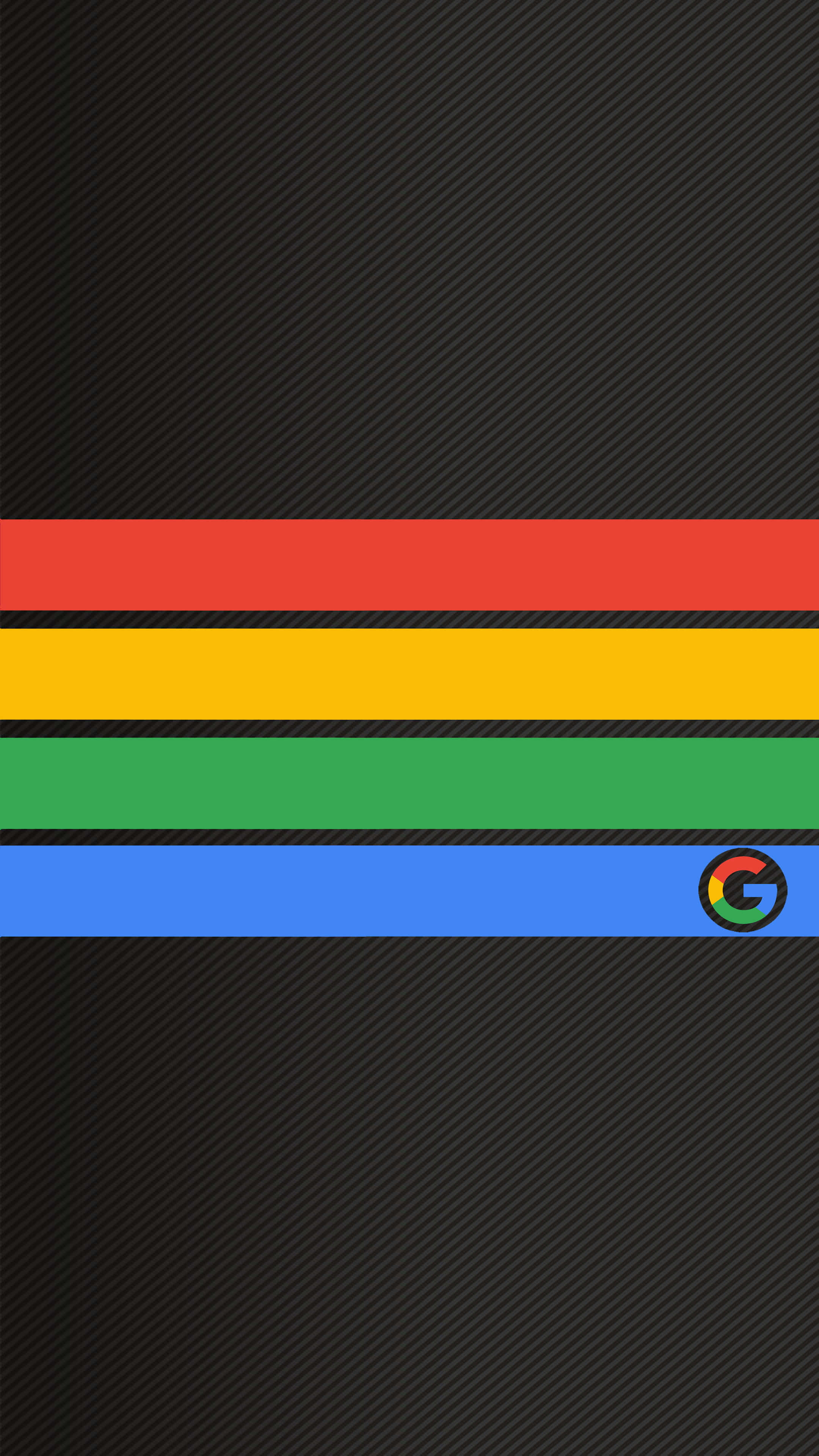 Google Chrome 桌布 壁紙 — 在黑色碳纖維紋理背景上，紅色、黃色、綠色和藍色的粗體水平條紋，帶有Google標誌。