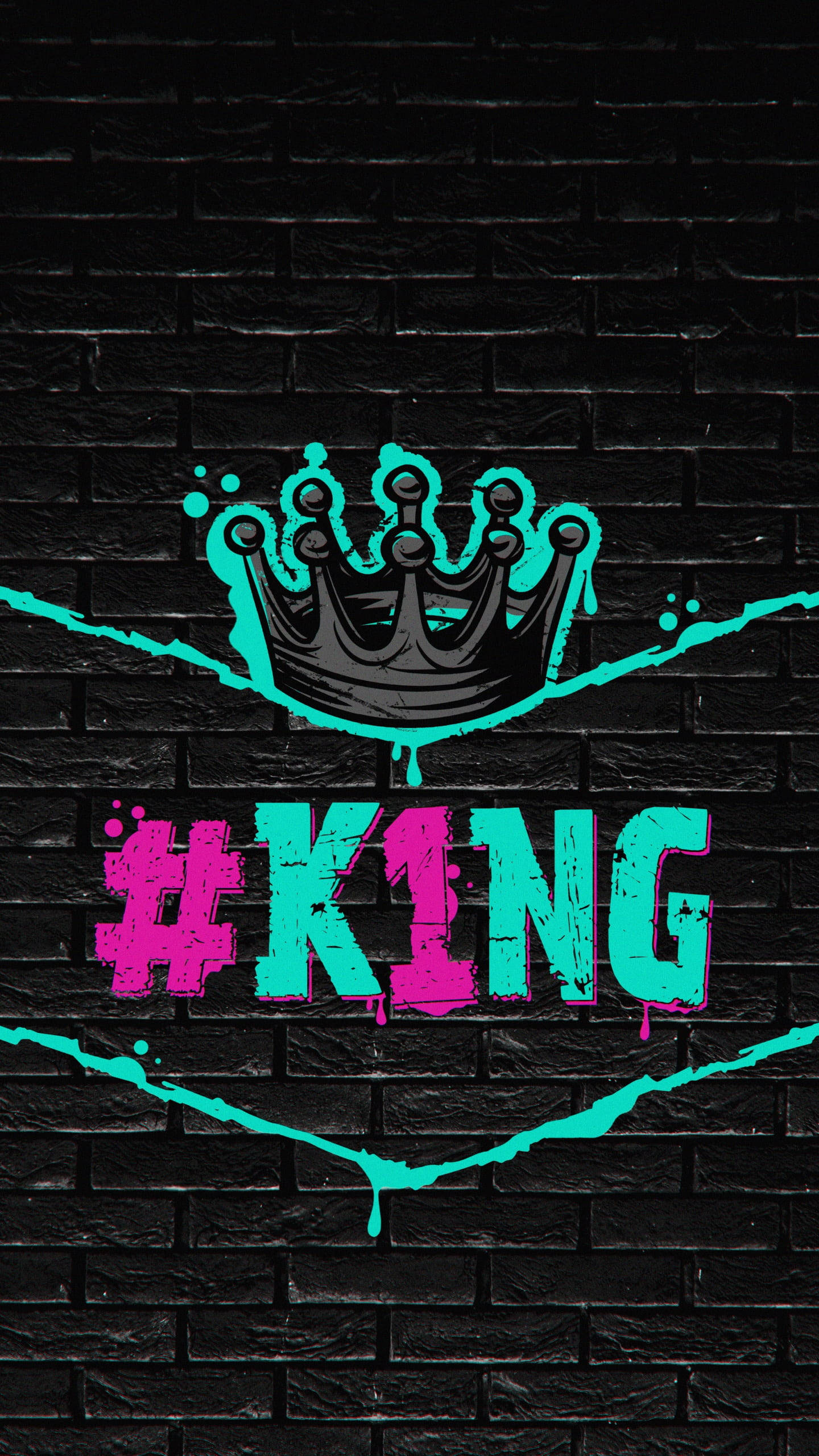 king iPhone 桌布 壁紙 — 在黑色磚牆上，以螢光粉紅和青綠色的潑濺效果呈現的塗鴉風格皇冠和 hashtag king 圖案。