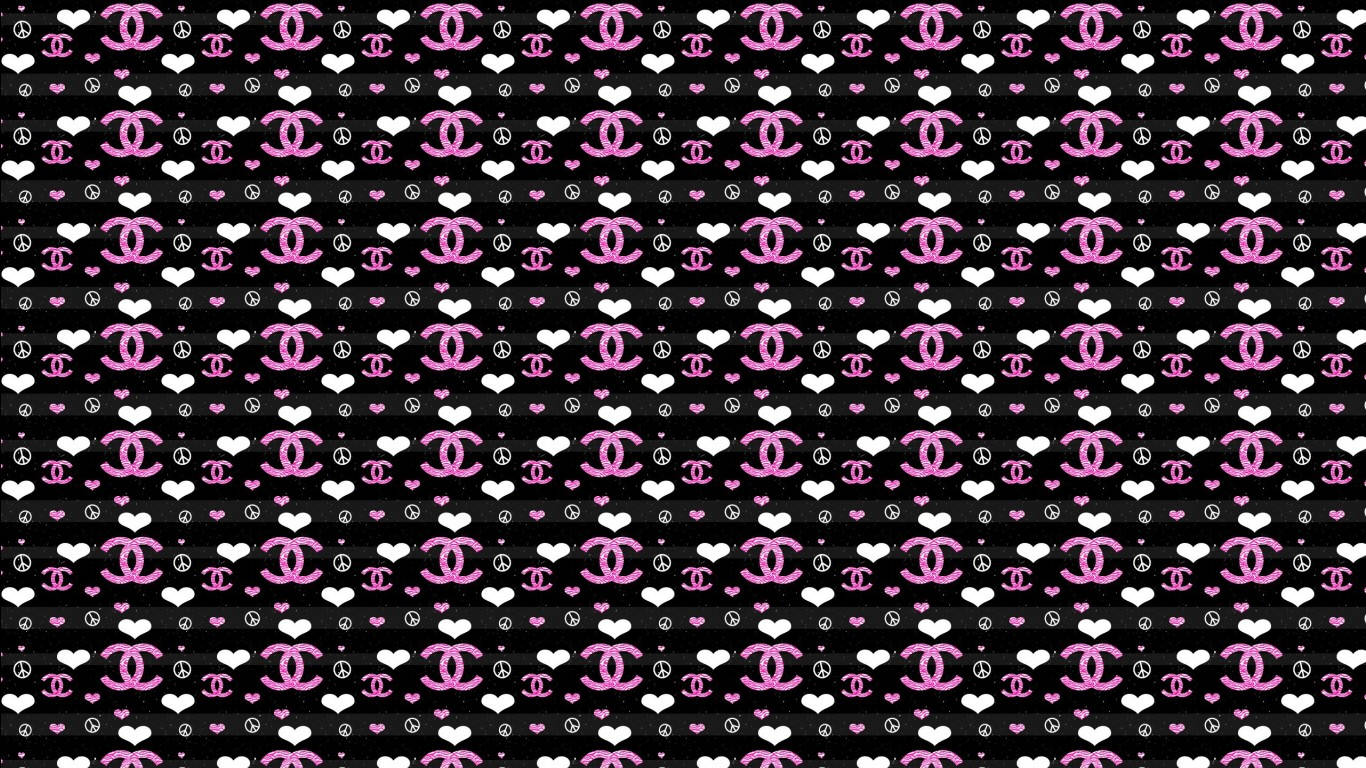Pink Chanel Logo 桌布 壁紙 — 在黑色紋理背景上重複的粉紅色 Chanel 標誌和白色心形圖案。