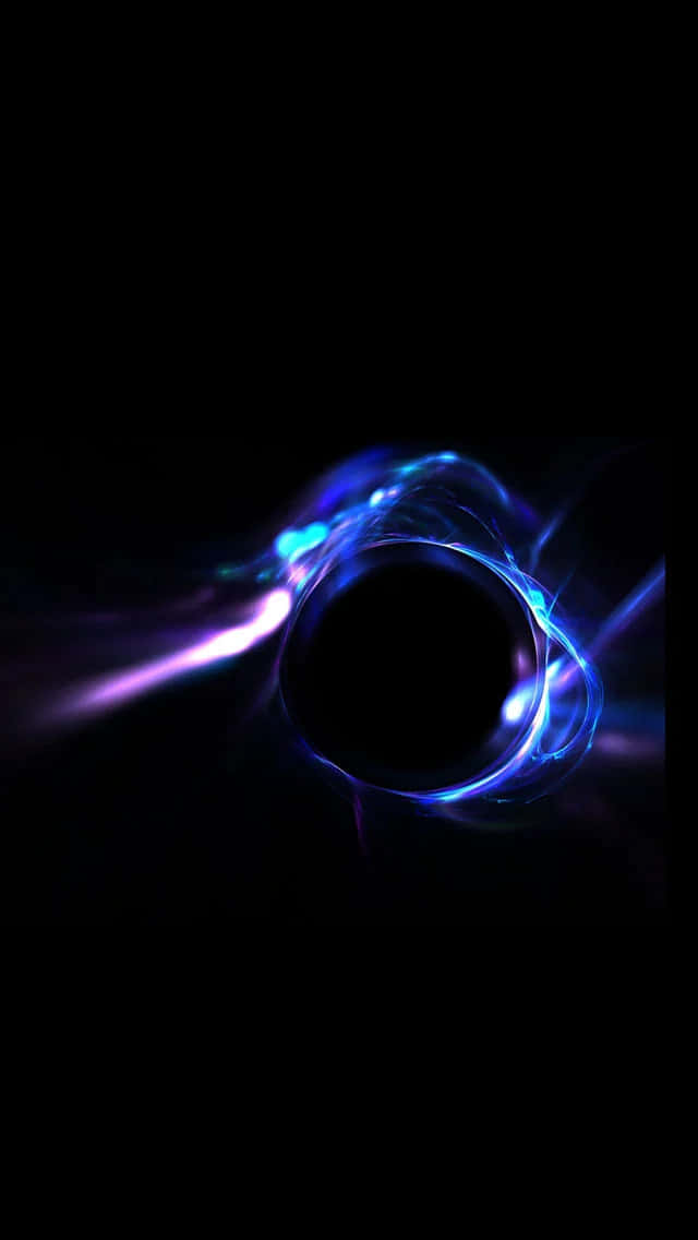 Dark Energy 桌布 壁紙 — 在黑色背景上，一個發光的藍色和紫色能量漩渦圍繞著一個黑暗的圓形虛空旋轉。