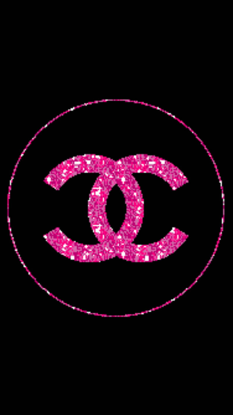 Pink Chanel Logo 桌布 壁紙 — 在黑色背景上，一個閃閃發光的粉紅色 Chanel 標誌，圓圈內有交織的 C。