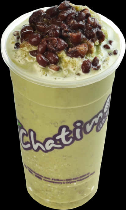 Smoothies 桌布 壁紙 — 在黑色背景上，一杯奶油綠色的Chatime珍珠奶茶，上面放著甜紅豆和刨冰。