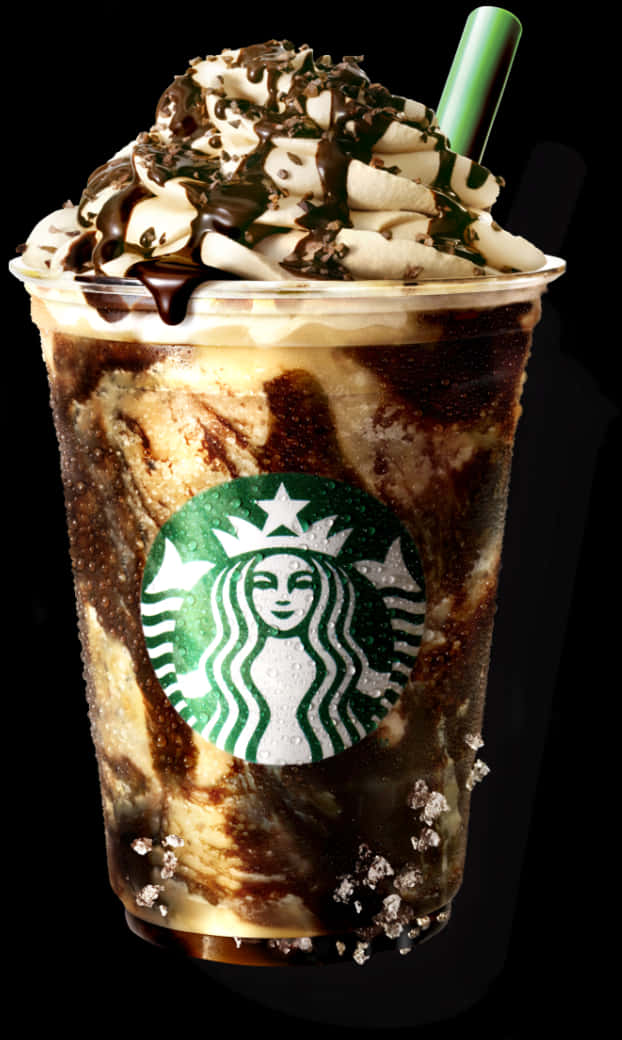 Starbucks Coffee 桌布 壁紙 — 在黑色背景上，一杯星巴克冰咖啡飲品，上面有鮮奶油、巧克力糖漿和鹽邊。