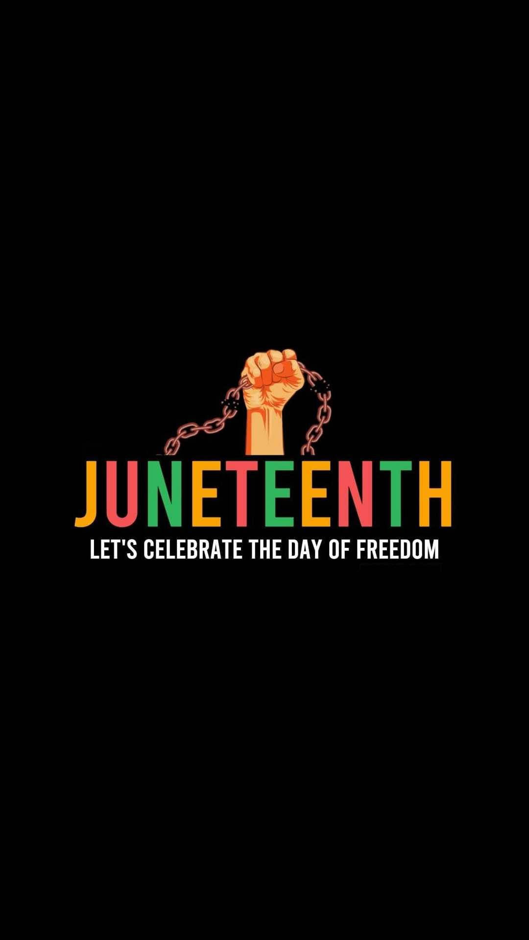 Juneteenth 桌布 壁紙 — 在黑色背景上，一隻舉起的拳頭在色彩繽紛的Juneteenth文字上方打破鎖鏈。