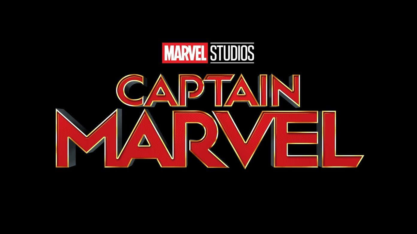 Best Marvel 桌布 壁紙 — 在黑色背景上，大膽的紅色和金色 Captain Marvel 標題標誌，帶有 Marvel Studios 文字。