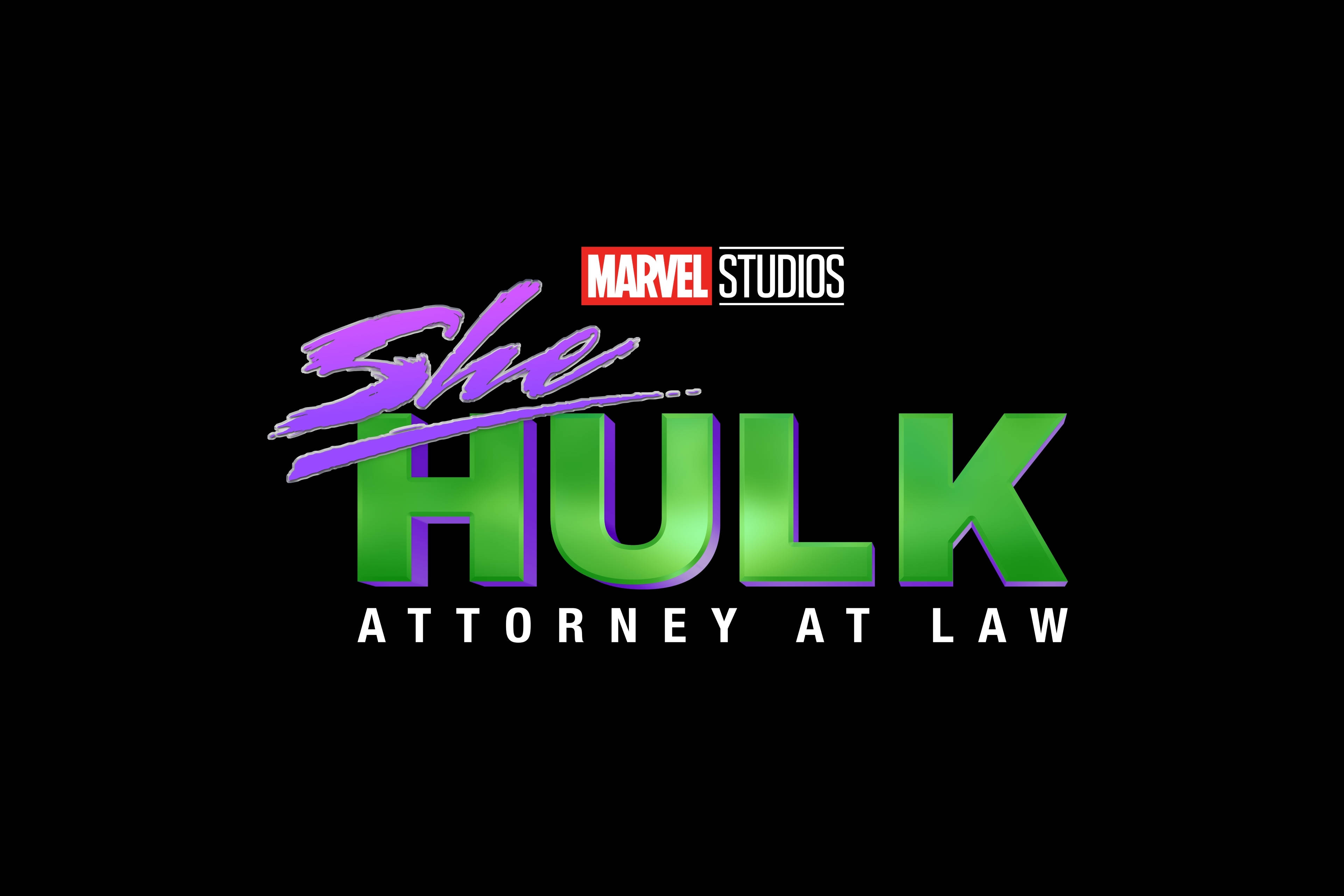 Advocate 桌布 壁紙 — 在黑色背景上，帶有Marvel Studios品牌的鮮明綠色和紫色「She Hulk Attorney at Law」標誌。