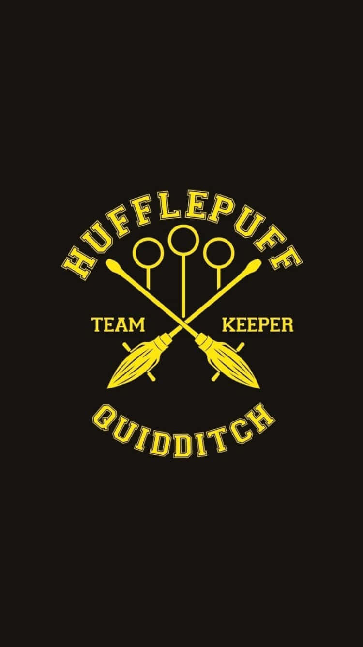 The Hogwarts Quidditch Team 桌布 壁紙 — 在黑色背景上，帶有交叉掃帚和金探子符號的醒目黃色赫夫帕夫魁地奇球隊標誌。