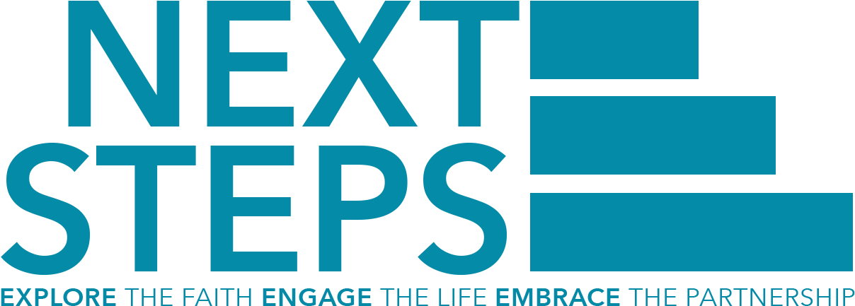 Logo Design 桌布 壁紙 — 在黑色背景上，帶有堆疊條和標語的大膽青綠色「NEXT STEPS」標誌。