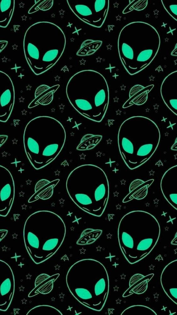 Cool Alien 桌布 壁紙 — 在黑色背景上，帶有星星和行星的重複發光綠色外星人頭部和UFO圖案。