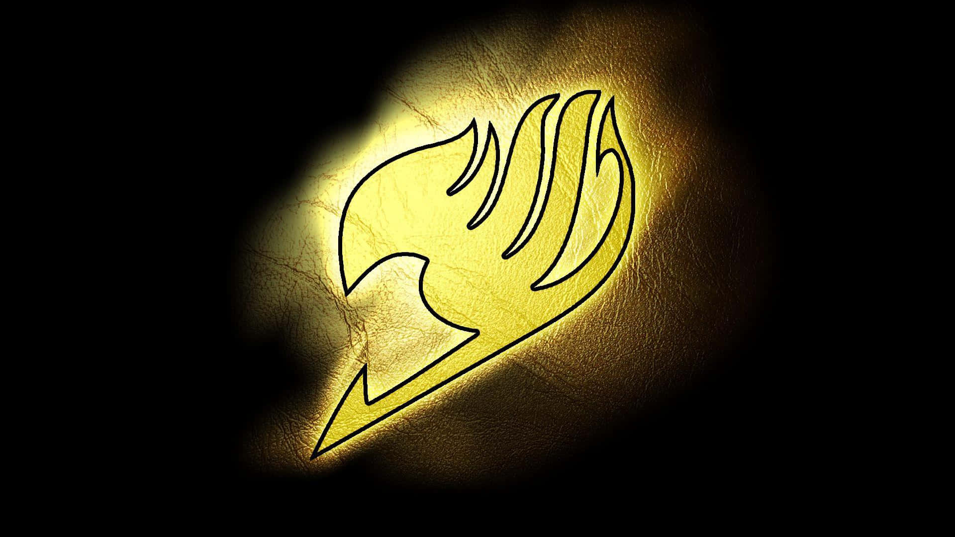 Fairy Tail Logo 桌布 壁紙 — 在黑色背景上，戲劇性聚光燈下，紋理皮革上刻有發光的金色火焰標誌。