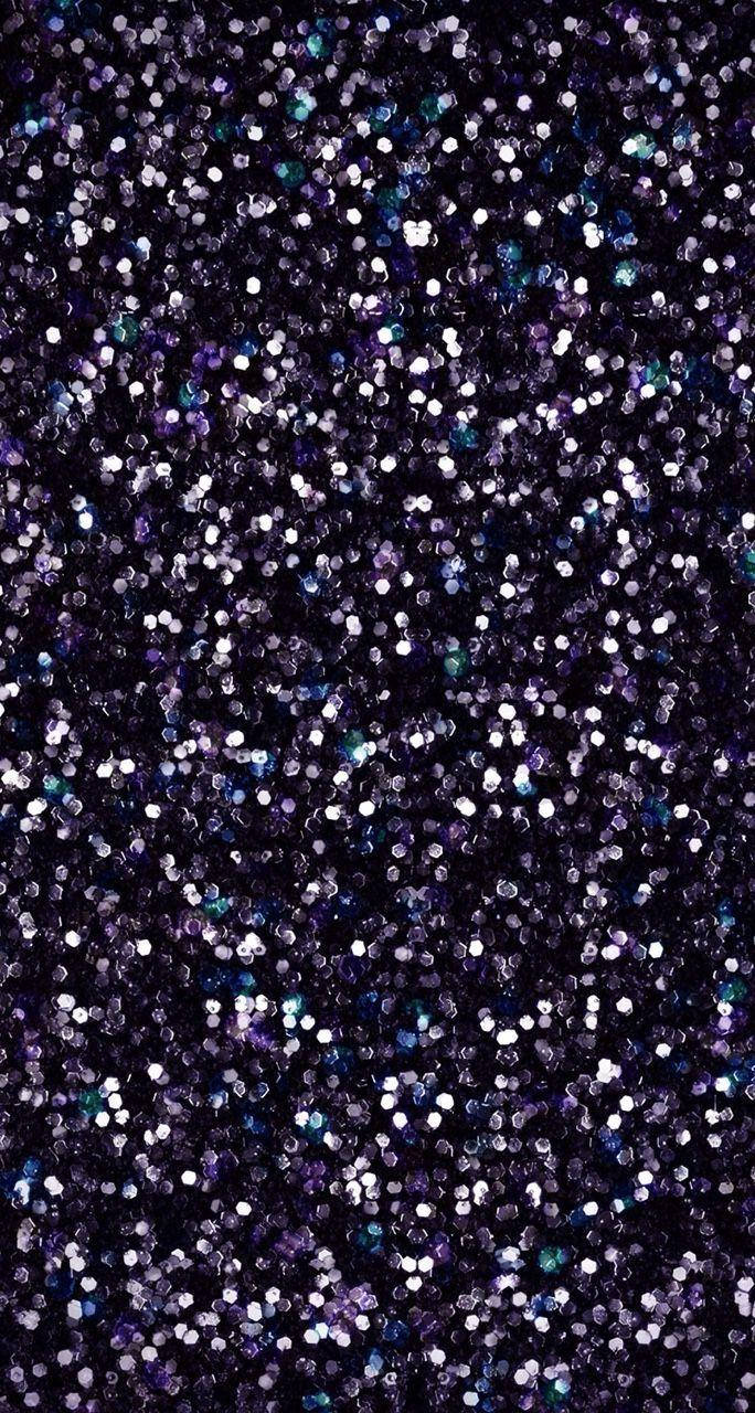 Glitter Black 桌布 壁紙 — 在黑色背景上，深紫色、銀色和藍色調的閃閃發光亮片密集場域。