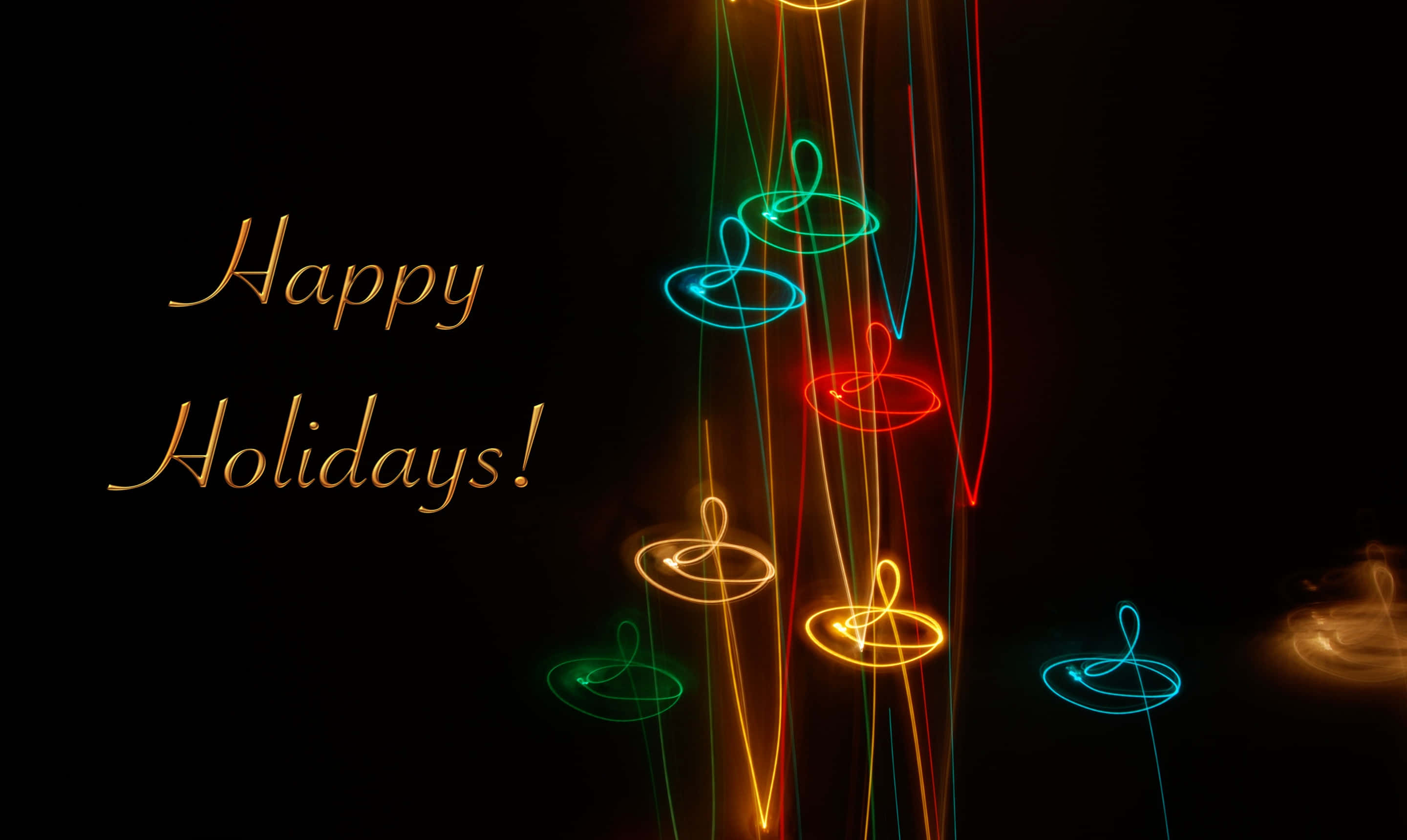 Happy Holidays 桌布 壁紙 — 在黑色背景上，紅色、綠色和金色的鮮豔光軌形成螺旋，並帶有優雅的金色Happy Holidays文字。