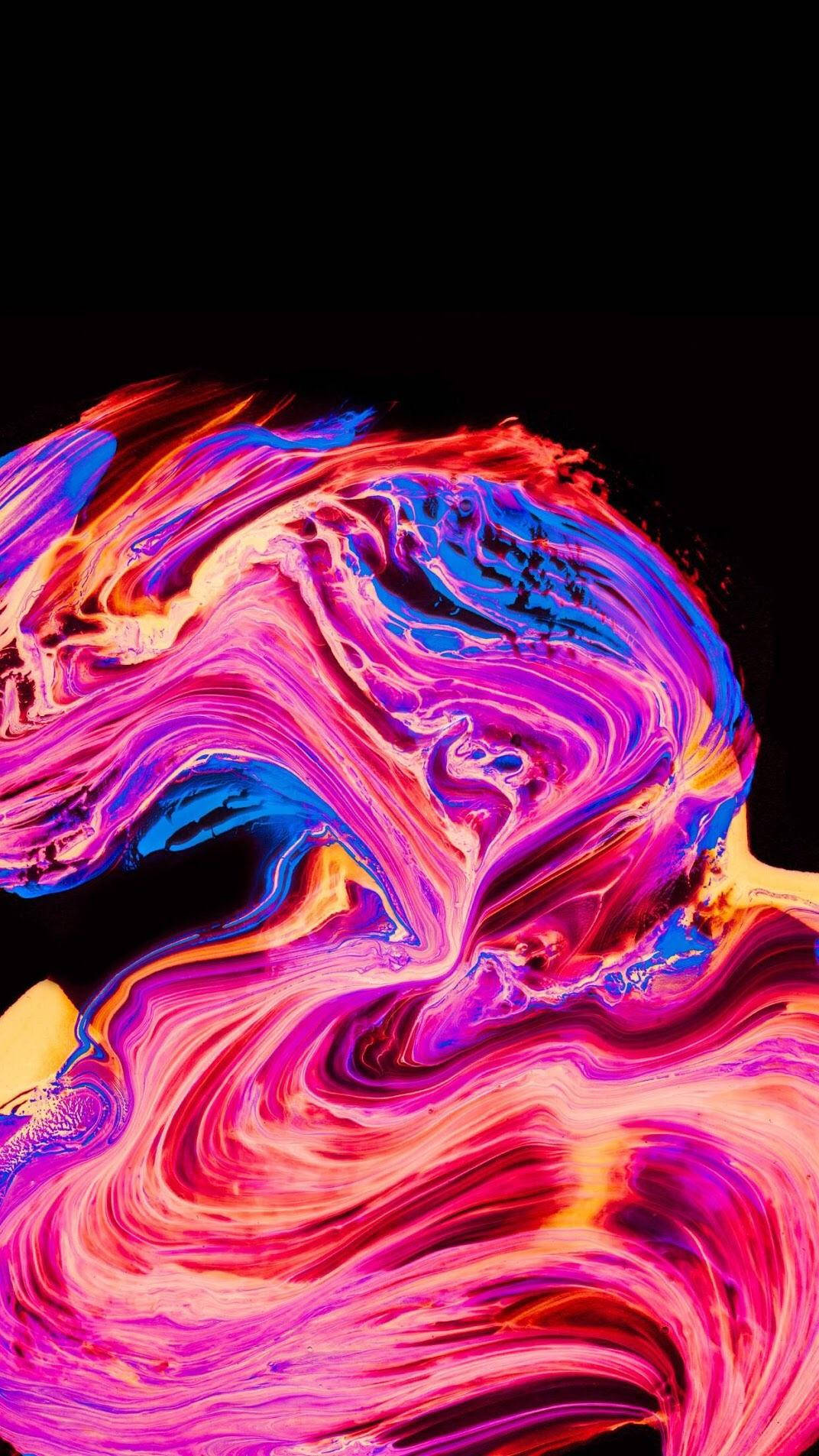 AMOLED 桌布 壁紙 — 在黑色背景上，霓虹粉紅、藍色和橙色的鮮豔旋轉抽象顏料流動。