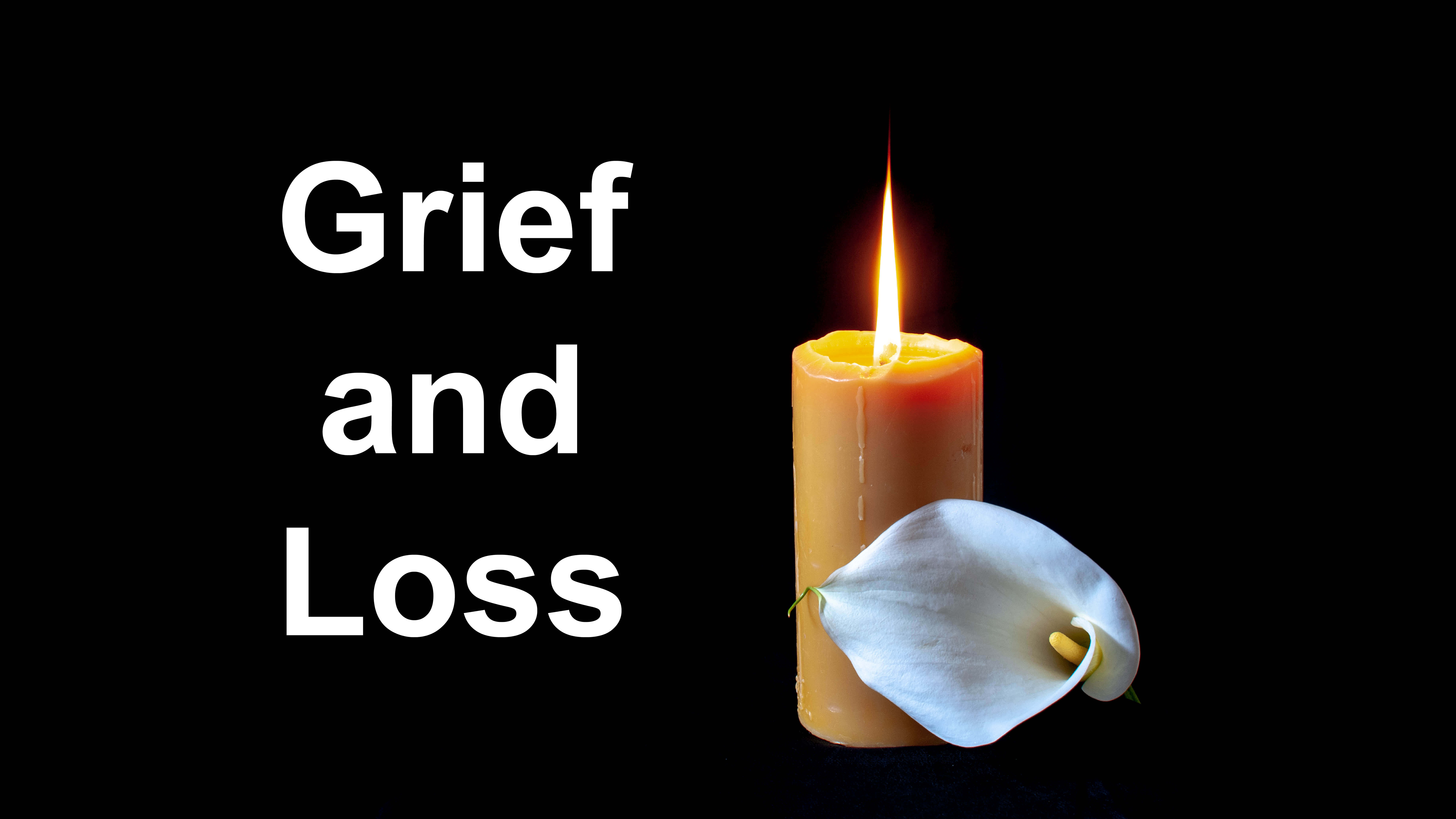 grief 桌布 壁紙 — 在黑色背景上，點燃的黃色蠟燭和白色馬蹄蓮閃耀著光芒，並以粗體白色文字顯示「悲傷與失落」。