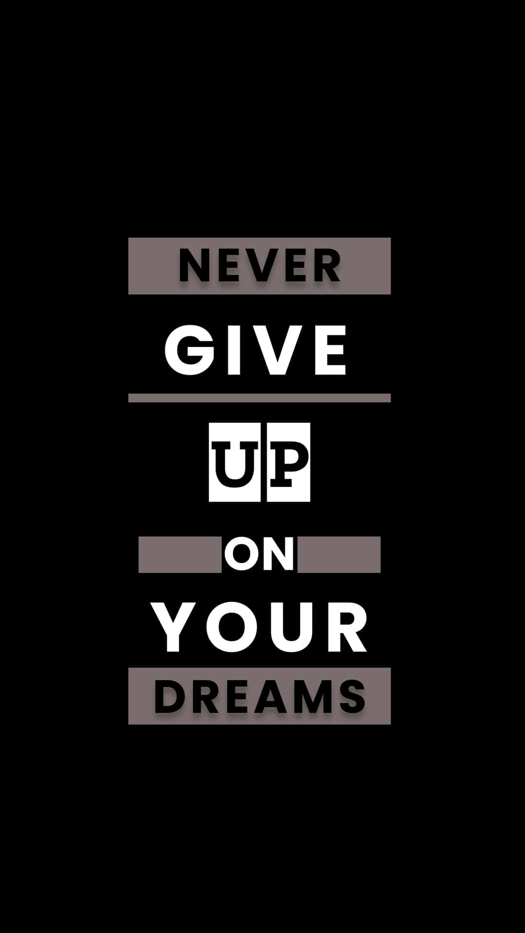 Never Give Up Motivational Quote 壁紙 — 在黑色背景上以白色和灰色方塊呈現的大膽勵志文字：永不放棄你的夢想。
