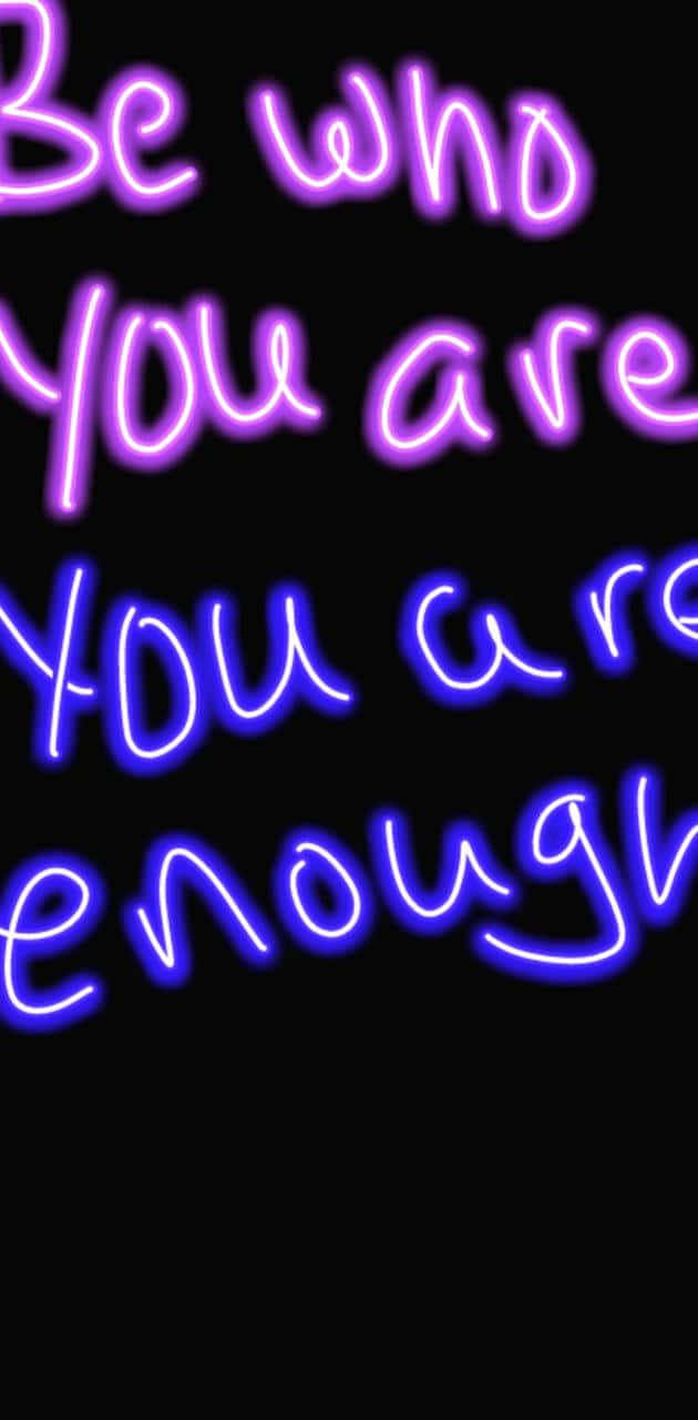 You Are Enough 桌布 壁紙 — 在黑色背景上發光的鮮豔紫色和藍色霓虹文字拼出「做你自己，你已經足夠了」。