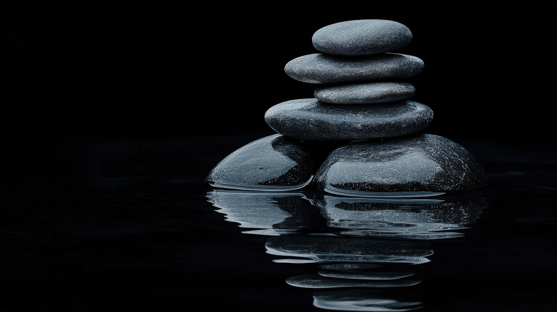 Zen Stones Reflection in Water 壁紙 — 在黑色背景下，一堆光滑的灰色石頭在水面上完美平衡，形成寧靜的倒影。