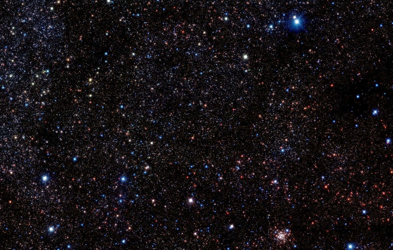 Star Cluster 桌布 壁紙 — 在黑色虛空中，無數星星閃爍著鮮豔的藍色和紅色，構成深空中令人嘆為觀止的景色。