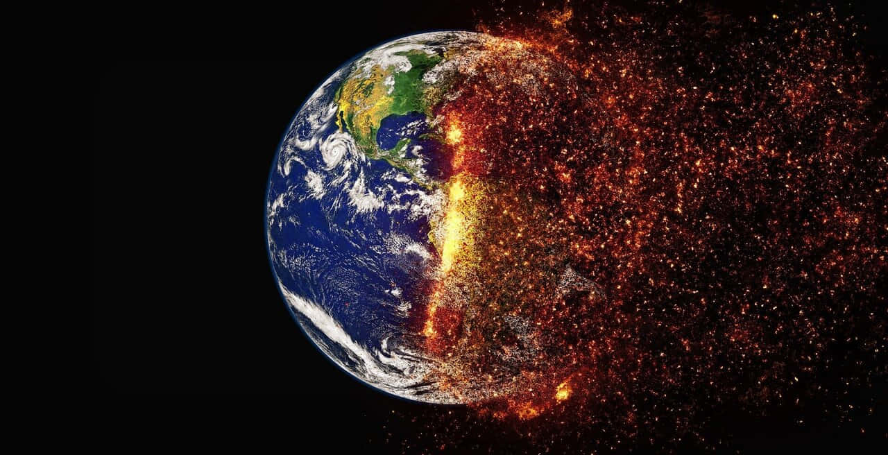 地球 桌布 壁紙 — 地球一半完好無損，有藍色海洋和綠色大陸，而另一半在黑色太空中爆炸成熾熱的橙色粒子。
