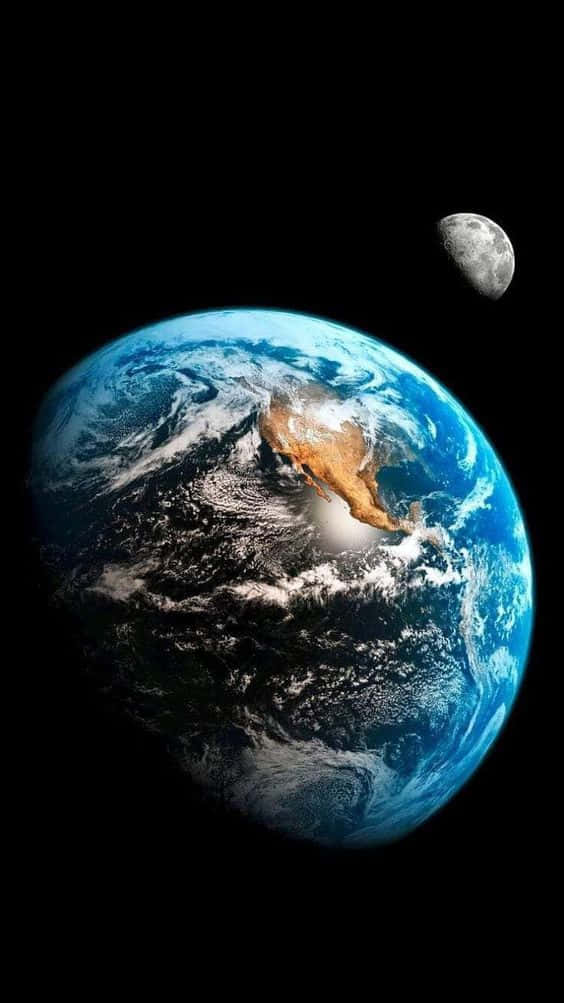 桌布 壁紙 — 地球和月球漂浮在深空中，鮮豔的藍色海洋和旋轉的白雲映襯著黑色的虛空。