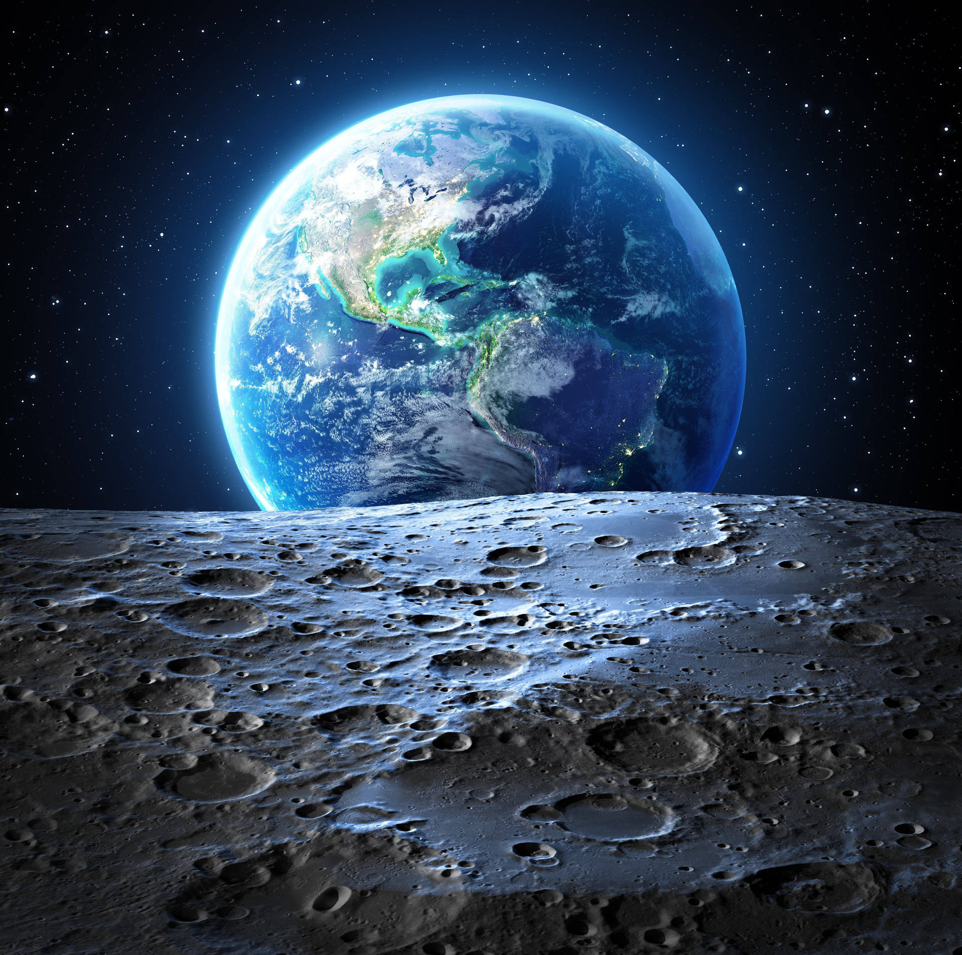 地球 桌布 壁紙 — 地球在佈滿隕石坑的月球表面上升起，背景是繁星點點的宇宙天空，行星上可見發光的城市燈光。