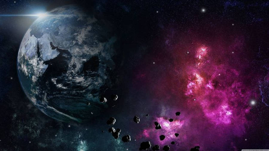 桌布 壁紙 — 地球在充滿星光的宇宙中，於鮮豔的粉紅色星雲旁發光，小行星在其中飄浮。