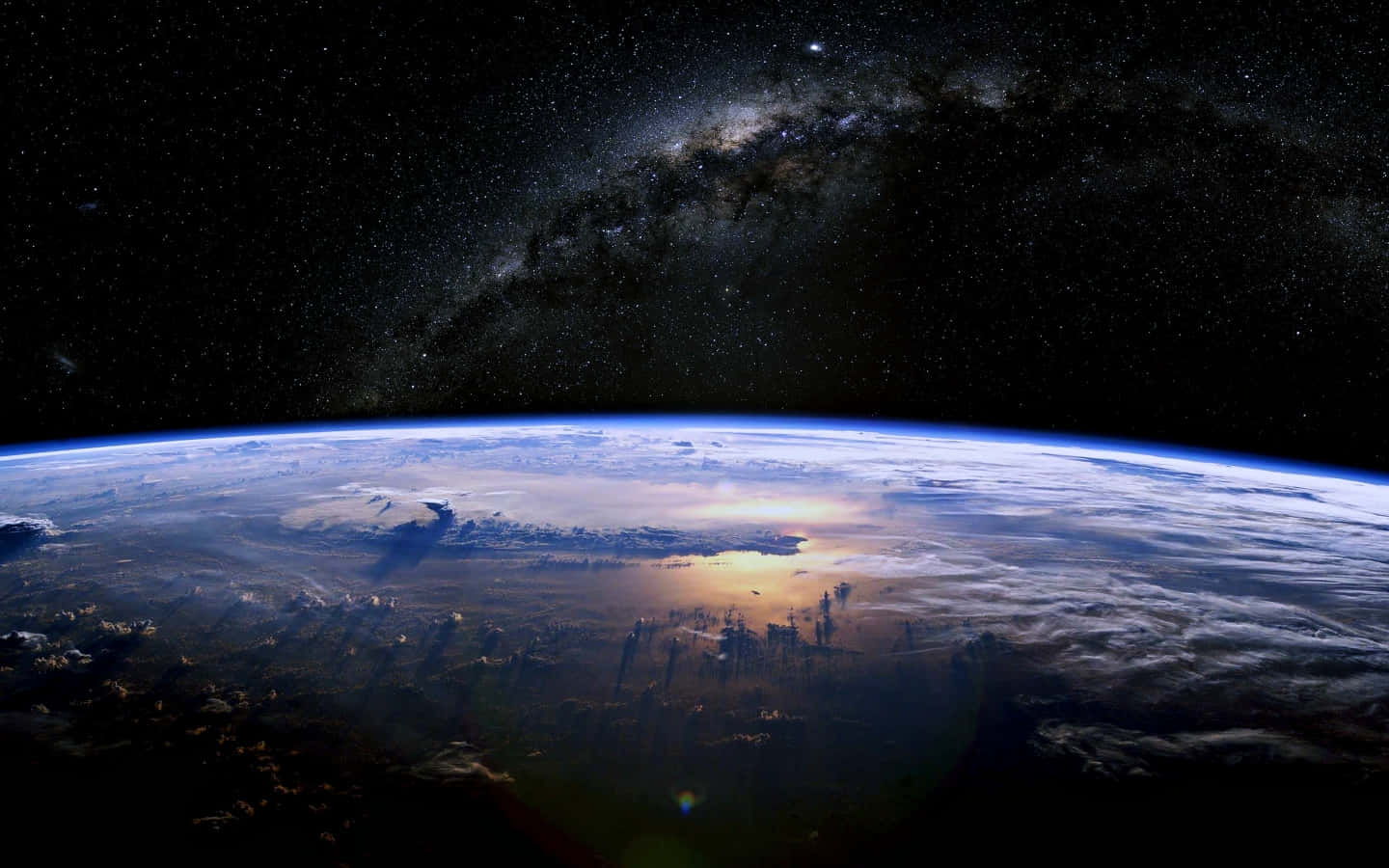 科幻 桌布 壁紙 — 地球在星空下彎曲，銀河系在頭頂拱起，陽光在雲層上閃爍。
