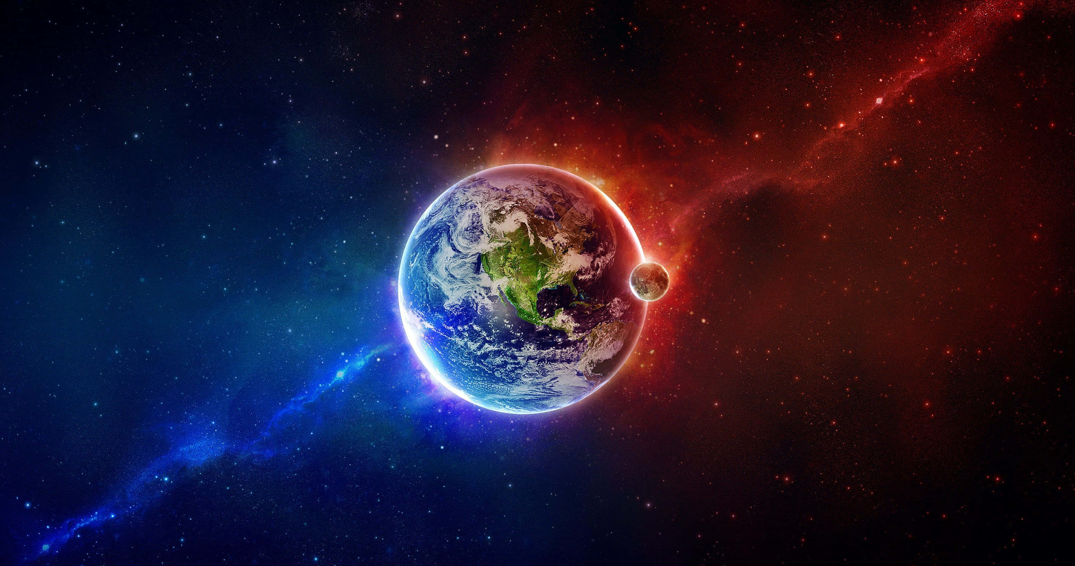 地球 桌布 壁紙 — 地球在紅色和藍色星雲及遙遠恆星的宇宙背景下，散發出鮮豔的藍色和綠色光芒。